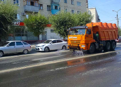 В Камышине поливальные машины муниципальное "Благоустройство" решило выпускать и в полночь, и в полдень