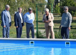 В Камышине к приезду высокопоставленной делегации от сияния плитки на поликлинике и в бассейне лагеря "Солнечный" впору было зажмуривать глаза