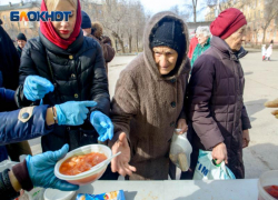 В Волгограде нищие горожане приходят за бесплатной тарелкой супа к волонтерам "Доброй ложки", в Камышине хотят перенять почин