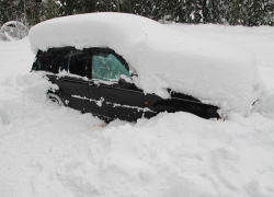 Пенсионер бросился откапывать свою машину из-под снега, не рассчитал силы и умер
