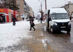 В Камышине после выпавшего снега  на улицах появились машины-пескоразбрасыватели