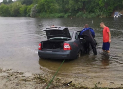 В Камышине детей вытащили из тонущей машины 