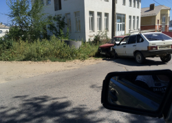 В Камышине на улице Фабричной странным образом столкнулись отечественные легковушки