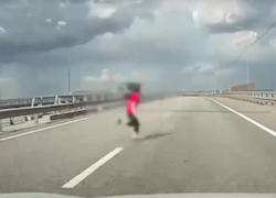 Дети на спор прыгают из окон и перебегают дорогу перед летящими автомобилями в Волгоградской области — что происходит? - "Блокнот Волгограда"