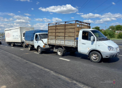 На московской трассе чудом выжил пострадавший, зажатый между грузовиками