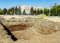 Когда в Камышине завершится стройка на площади Павших борцов и откроется памятная стела?