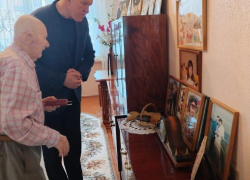 Камышинский спикер Владимир Пономарев пришел в гости к ветерану и сфотографировался с ним у его фотогалереи