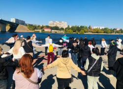 Горожане оптимистично сделали "10 тысяч шагов к жизни" на набережной в Камышине