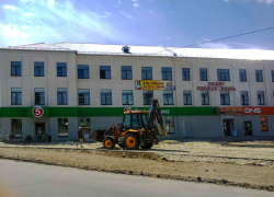 После паузы подрядчики вернулись к благоустройству площадки у нового ТЦ а начале улицы Ленина в Камышине