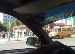 В Волжском горожане встали в очередь в 7 утра, чтобы в 11 получить сторублевую пиццу от сетевиков "Додо" по специальной акции