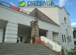 В Камышине идет ремонт здания Сбербанка на Партизанской