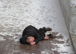 Выпивший подросток сначала изуродовал лицо товарищу, а потом нанес смертельную травму его отцу