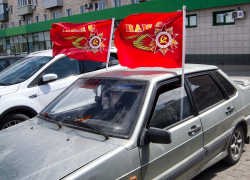 В Камышине автомобилисты украсили машины флагами Победы и организовали праздничный автопробег