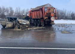 Во Фроловском районе дорожная машина на московской трассе снесла легковушку, изранены два человека