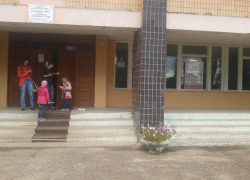 "В Камышинском СИЗО 53 человека проголосовали без паспортов, и людей агитируют на крыльце участков", - наблюдатели