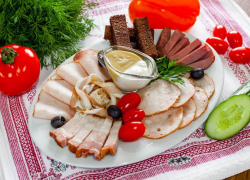 Вор хотел вынести из магазина деликатесы к новогоднему столу, но из-за камер пришлось умерить аппетиты