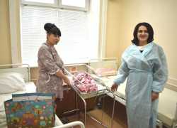 Депутату Госдумы Анне Кувычко надо было не в роддоме пиариться, а приехать в ночную очередь на крыльцо онкодиспансера, - камышане