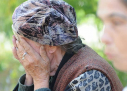 В Камышине отморозки издевались над 86-летней пенсионеркой, вымогая у нее деньги