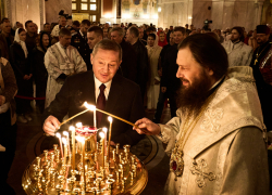 Губернатор принял участие в праздничном богослужении, был ли на Пасху в храме глава Камышина, пресс-служба мэра не сообщает