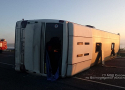 Кошмарная авария с перевернувшимся пассажирским автобусом случилась сегодня на московской трассе