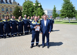 Глава Камышина Станислав Зинченко приехал на набережную поздравить "именинников" - городской отряд спасателей