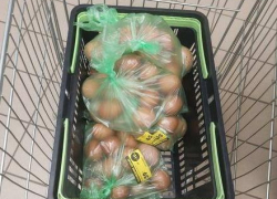 В Камышине покупатели обнаружили в крупном сетевике подозрительные яйца, "замаскированные" в пакетах