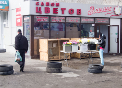 Ну зачем в центре Камышина автомобильной резиной огораживать цветочный рынок? Ведь уродство! - камышанка