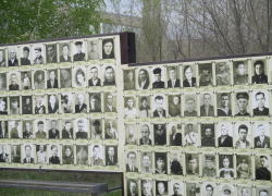 В Камышине в парке Победы обновили фотографии героев Великой Отечественной войны