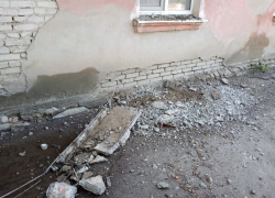 В Камышине на улице Титова размокла от дождя и обвалилась часть опасного балкона: к счастью, не на голову прохожим