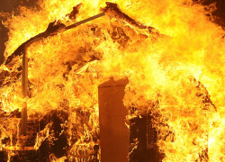 Из–за неосторожного обращения с огнем в Камышинском районе сгорел дом