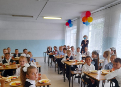 В Семеновской сельской школе Камышинского района удачно убрали изношенную канализационную трубу из-под столовой