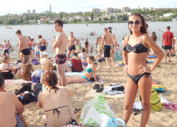 На центральном пляже Камышина сегодня яблоку негде было упасть - парни и девушки отмечали День молодежи