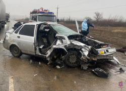 Сегодня, 13 января, на трассе между Камышином и Волгоградом автомобили столкнулись в лобовую, один из водителей скончался на месте (ВИДЕО)