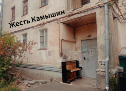 В Камышине жители "не могут донести" дальше собственного подъезда ненужную мебель