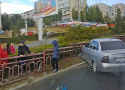 Камышинские гонщики не рассчитали скорости и пробили ограждение бульвара на улице Некрасова в ДТП