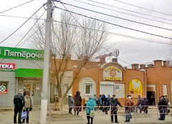 Разрастающаяся очередь у "куриного" магазина в Камышине как показатель падения доходов горожан