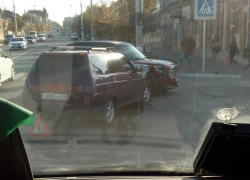 В Камышине у ЦКД "Дружба" не поделили дорогу две легковушки