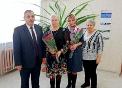 Глава Лебяженского поселения в Камышинском районе пригласил мам погибших участников СВО, чтобы вручить им цветы и поклониться за сыновей