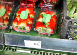 Камышанам предлагают купить свежую клубнику по тысяче рублей за килограмм