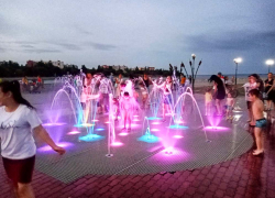 В нестерпимую 35-градусную жару подсвеченный плоский фонтан на набережной стал в Камышине эстетическим городским "душем" (ВИДЕО)