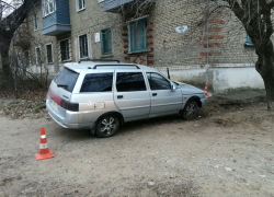 В Камышине появилось видео, как водитель "промахнулся" мимо дороги, врезался в двухэтажку и потом упал на землю (ВИДЕО)