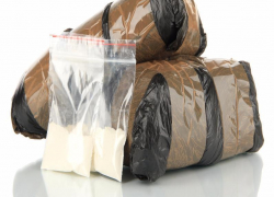 Житель Камышина,  увидев полицейских, попытался избавиться от пакета с наркотическим средством