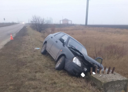 Женщина и девочка попали в больницу, после того, как "Приора" врезалась в каменную глыбу