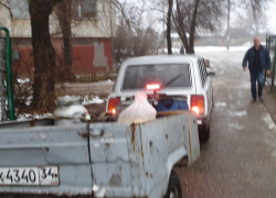 Что привезли в камышинскую школу №9 на грязном прицепе - уж не завтрак ли детям? - камышанка