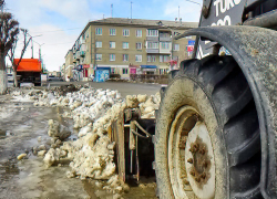 В Камышине решили помочь высыхать тротуарам и вывезти грязный снег