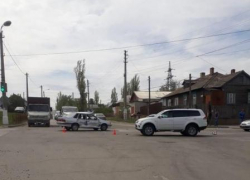 В Камышине 19-летний "гонщик" на "ВАЗе" пролетел на "красный", врезался в иномарку и отправил к хирургам свою пассажирку