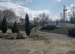 Стало известно, почему у памятника павшим, где проходят митинги и возложения в Камышине, убирается плиточное покрытие