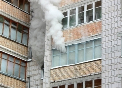  Жителей высотного дома в Камышине перепугали клубы дыма из окон квартиры 