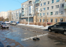 Камышане на фоне беспомощности властей начали помечать ямы на дорогах старыми покрышками