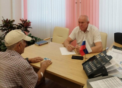 Спикер Камышинской городской думы Владимир Пономарев доложил, что все проблемы с личного приема он взял на контроль, на какое время взял - тайна